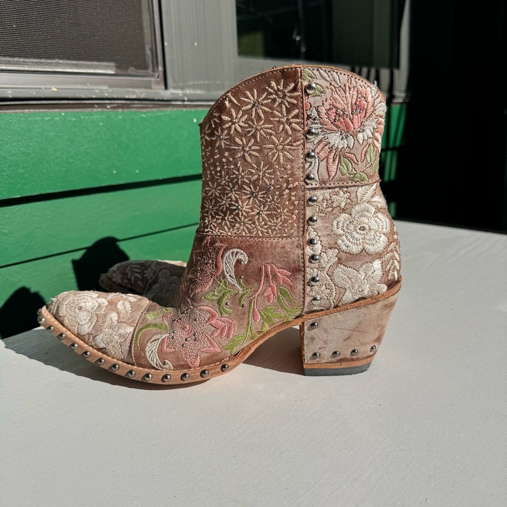 Old Gringo Floral Embroidered Ankle Boots - Tan Pink Sz 8